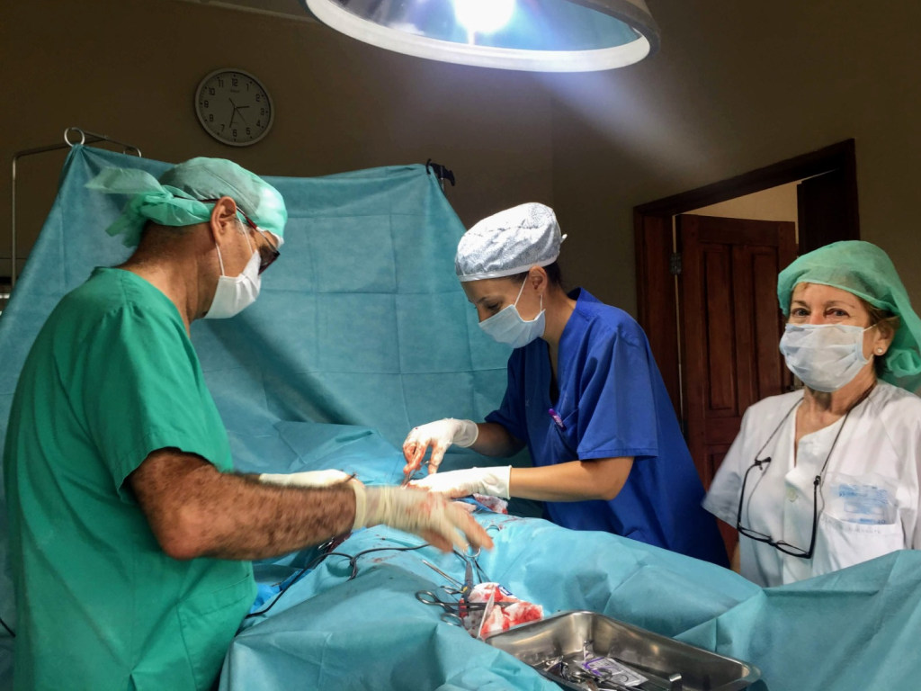 Cirujanos operando a un paciente