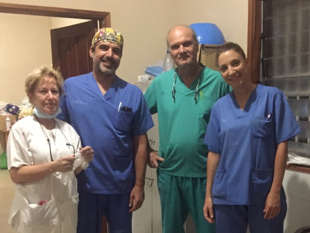 Cuatro médicos